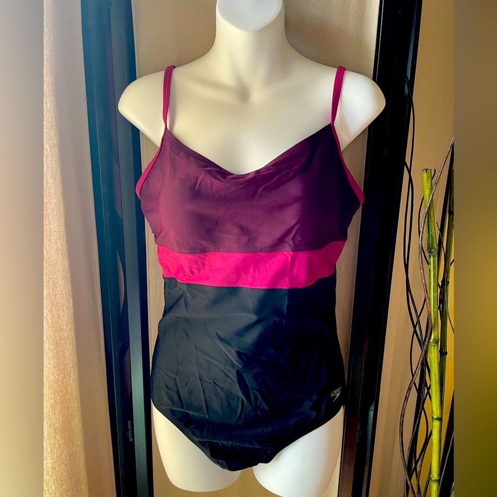Speedo One Piece Colour Blocked Swimsuit in Medium (approx 10).